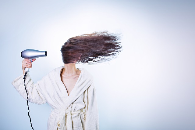 Máte dosť odvahy ostrihať si vlasy sama doma?